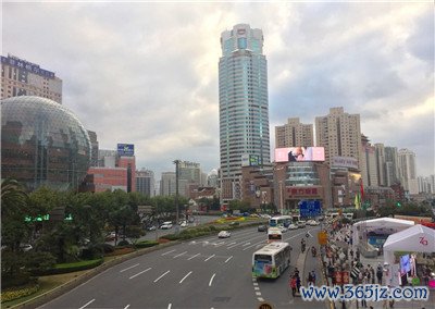 随着社会经济的不断发展和生活节奏的加快，人们对身心放松的需求越来越高。在深圳，桑拿是一种受欢迎的休闲活动，给人们带来身心健康和放松的享受。为了满足用户的需求，深圳桑拿行业在2024年将带来更多种类和更好的服务，让人们畅快享受每一刻。